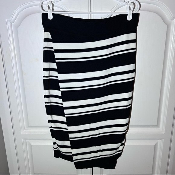 Jennifer Lopez Dresses & Skirts - Jennifer Lopez Women's Skirt‎ with Asymmetric Hem, Size L, Black White